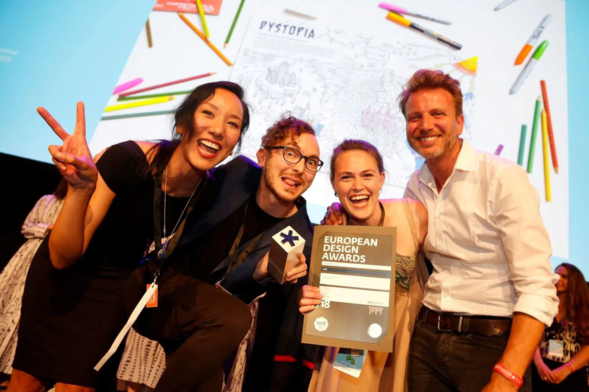 Team von Ellery Studio auf der Bühne der European Design Awards mit Trophäe und Urkunde