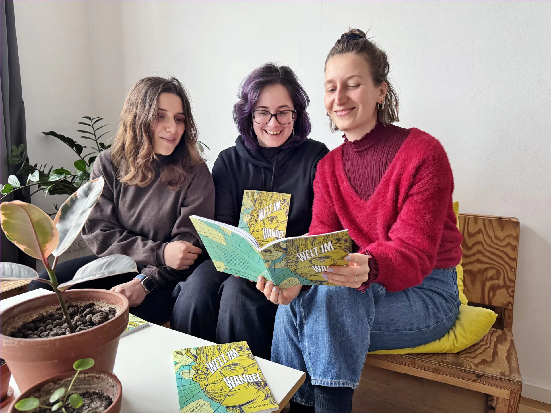 Auspacken der gedruckten Publikation – Young Academy for Sustainability, Graphic Novel „Welt im Wandel“