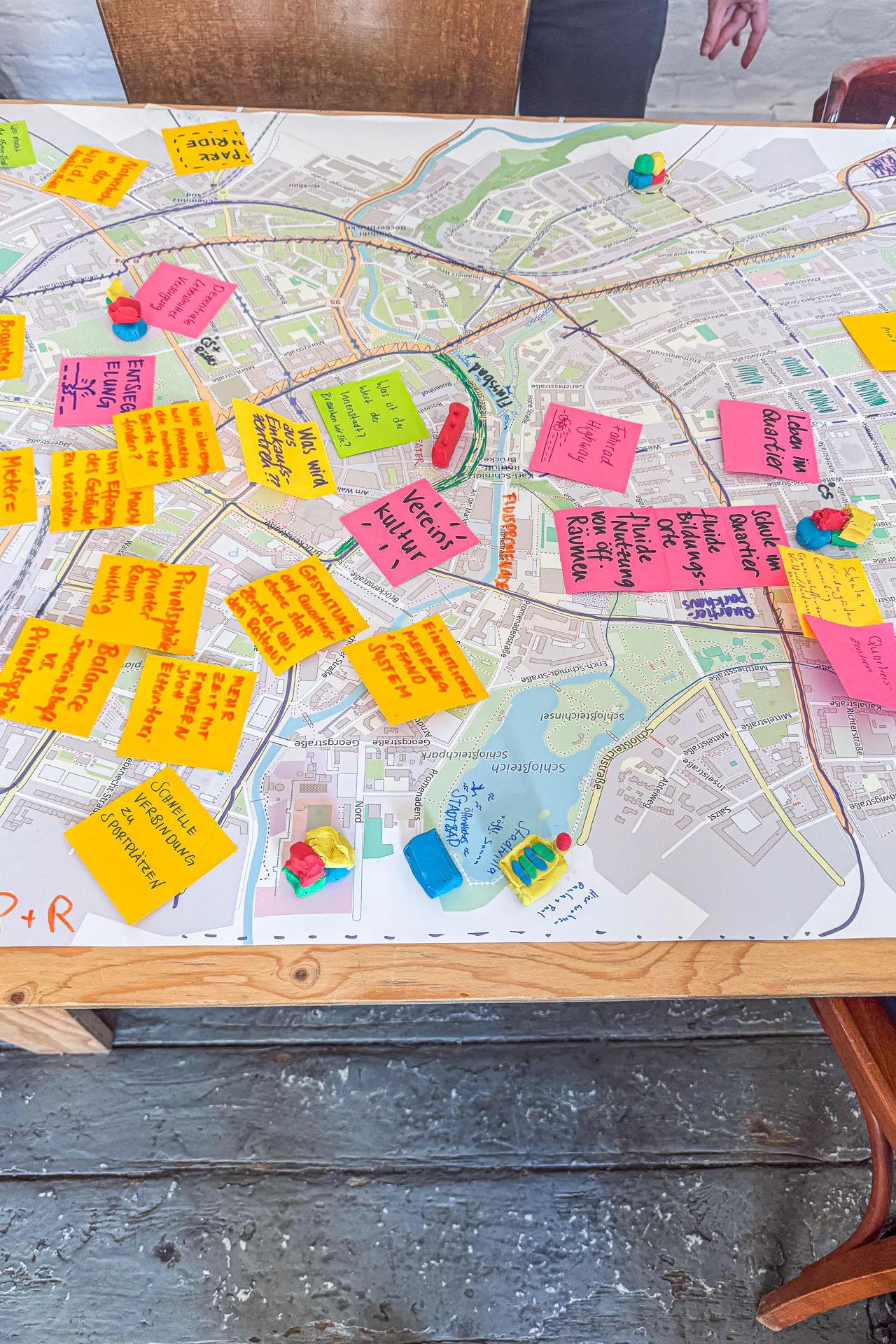 Stadtplan auf einem Tisch, dicht beklebt mit farbigen Notizzetteln aus einem Beteiligungsworkshop