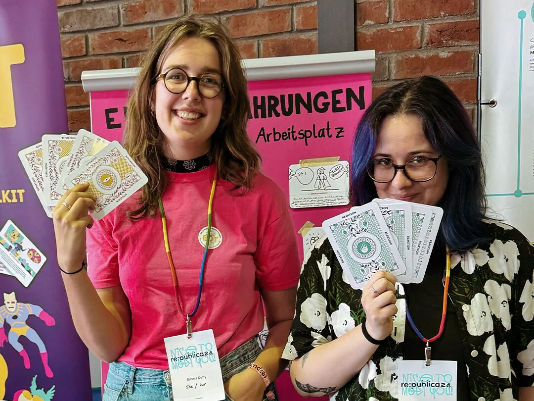 Teilnehmerinnen zeigen EQT-Kartenspielkarten bei re:publica