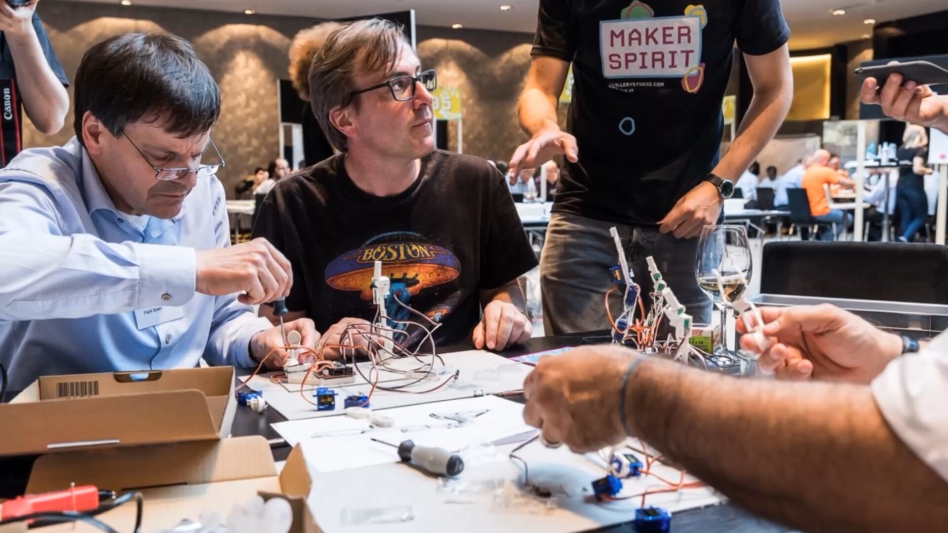 Teilnehmende bauen beim Maker Spirit Workshop gemeinsam elektronische Prototypen